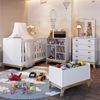 Quarto de Bebê com Berço Cômoda Estante com Nichos e Caixa de Brinquedos Favo de Mel Branco