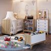 Quarto de Bebê com Berço Cômoda Estante com Nichos e Caixa de Brinquedos Favo de Mel Itapuã/Branco